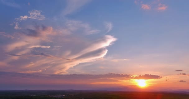 Pomarańczowy Świat Nieba Podszewką Chmury Podczas Wspaniałego Zachodu Słońca Panorama — Wideo stockowe