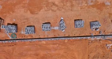 Yeni bir konut inşaatının temelinde, kanalizasyon boruları ve su boruları toprağa gömülüdür.