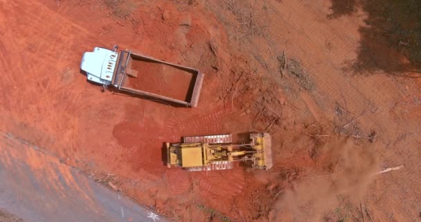 Kazıcıların Hava Görüntüsü Inşaat Alanında Çalışıyor Çöp Kamyonlarına Yüklemek Için — Stok video