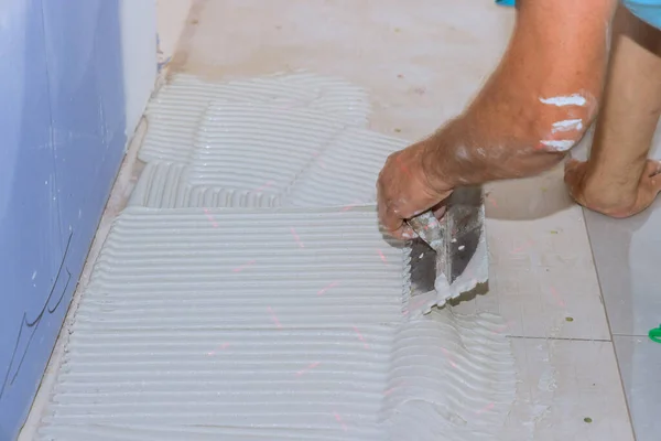 Bathroom Renovation Works Laying Tiles Concrete Floor Requires Troweling Mortar — Foto de Stock
