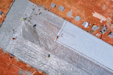 İnşaat temelini inşa etmek için beton dökmeden önce bariyer plastiği yerleştirmek gereklidir