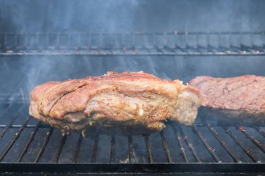 Tipik bir Amerikan yemeği. Izgara biftek ve ızgarada domuz pirzolası.