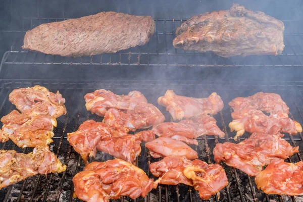 Platos Típicos Barbacoa Americana Que Hay Una Variedad Deliciosas Carnes —  Fotos de Stock