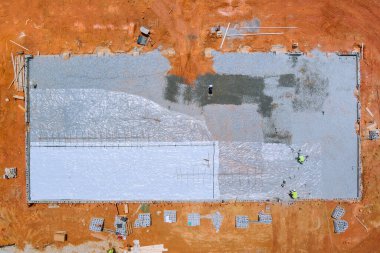 Yapının temellerine beton dökülmeden önce plastik bariyer kurulur