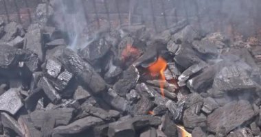 Barbeküde mangal pişirmek için kızgın kömür kullanmak ve açık havada şenlik ateşi yakmak.