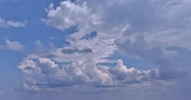 Muhteşem beyaz bulutların çarpıcı panoramik görüntüsü gökyüzündeki parlak güneş ışığında yüzen kümülüs güzel bir manzara..