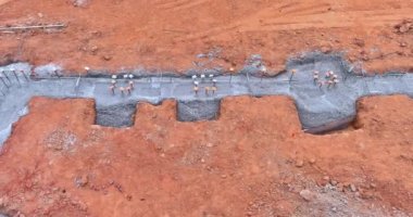 İnşaat alanındaki güçlendirilmiş beton binaya bir takviye çerçeve ekleniyor