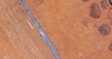 İnşaat alanında güçlendirilmiş beton ev yapısı için hava manzarası bir şerit temel takviye çerçevesi