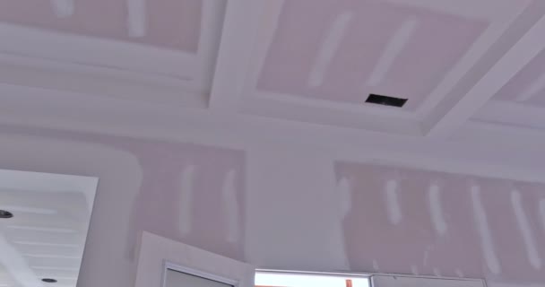 Підготовці Фарбування Новозбудованого Будинку Стін Порожньої Квартири Наноситься Фінішна Шпаклівка — стокове відео