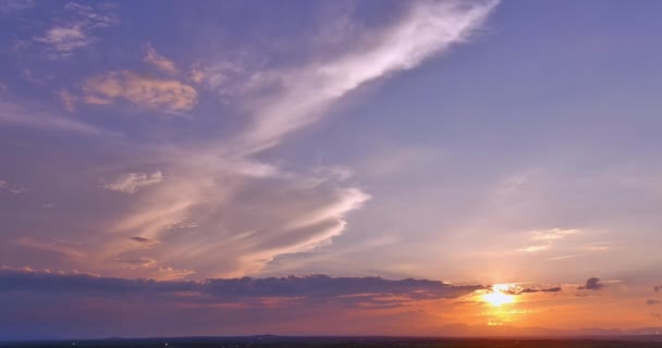 Podczas Jasnego Pomarańczowego Zachodu Słońca Błyskawica Rozbłysła Nad Obszarem Burzy — Wideo stockowe