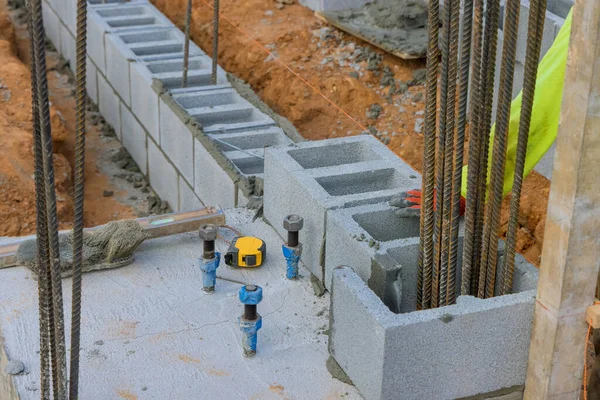 Каменяр Закладає Стіну Газобетонних Блоків Будівництва — стокове фото