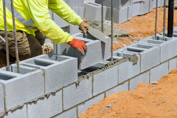 Mason Who Laying Mounting Aerated Concrete Blocks Wall Construction Site — Fotografia de Stock