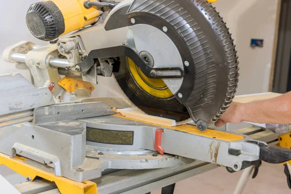 Using Circular Saw Construction Worker Cuts Wood Moldings Baseboards Finishing — 스톡 사진