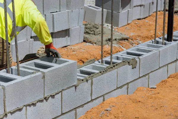 Mason Man Mounting Wall Aerated Concrete Blocks Laying Wall — Fotografia de Stock