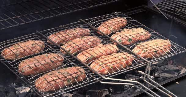 Servito Una Griglia Barbecue Caldo Con Cibi Americani Barbecue Tra — Video Stock