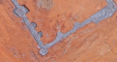 İnşaat alanında güçlendirilmiş beton bina için şerit takviye iskeleti inşa ediliyor.