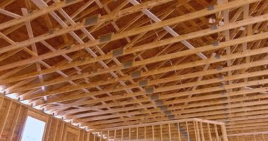 Çatı kiriş iskeleti yeni bir konut binasının çatı kirişleri