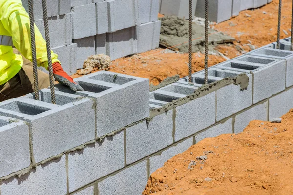 Mason Working Mounting Wall Made Aerated Concrete Blocks — 图库照片