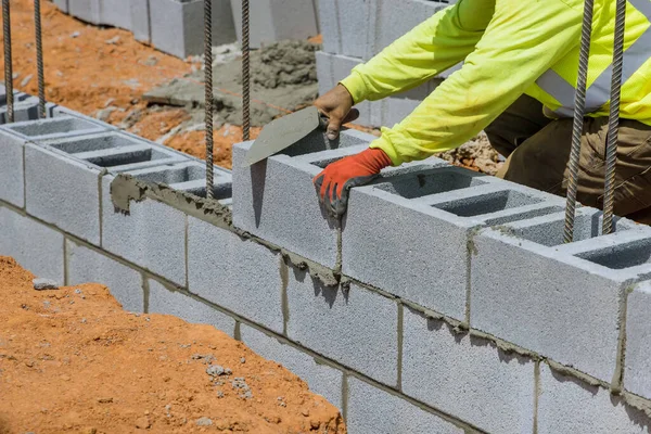 Mason Installing Wall Aerated Concrete Blocks Him Construction Site — Fotografia de Stock