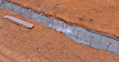 İnşaat alanındaki bir şerit temel çerçevesi aracılığıyla beton yapıya takviye sağlanıyor.