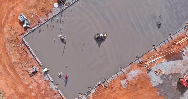 Şçilerin Temel Zemine Beton Döktükten Sonra Çimento Olarak Beton Parlatma — Stok video