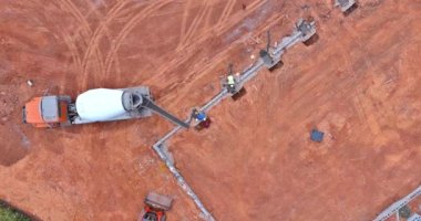 Yeni bir konut inşaatının temelinde, inşaat sahasında kanalizasyon ve su boruları döşenir