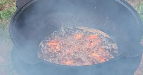 Fried Chicken Wings Deep Fry Outdoor Cauldron Boiling Oil — Stock Video