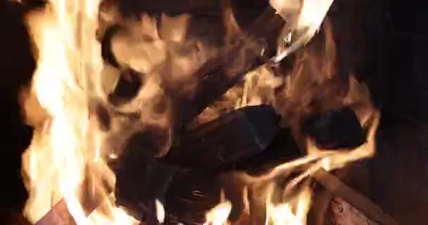 Φωτιά Σπίτι Καύση Λαμπερό Κομμάτια Στο Τζάκι Τούβλο — Αρχείο Βίντεο