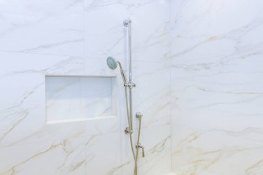 Yeni ev inşaatı olan bu çağdaş banyoda, duş başlığı modern tarzda.