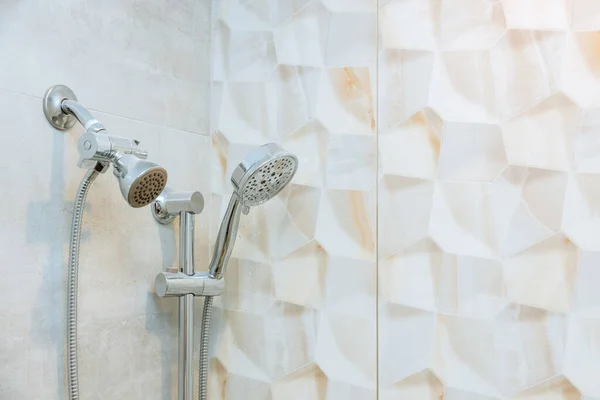 Stěna Koupelně Elegantní Nerezovou Sprchovou Hlavou — Stock fotografie