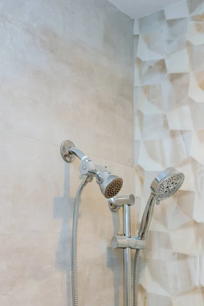 Nová Elegantní Nerezová Sprchová Hlava Může Být Vidět Této Koupelně — Stock fotografie