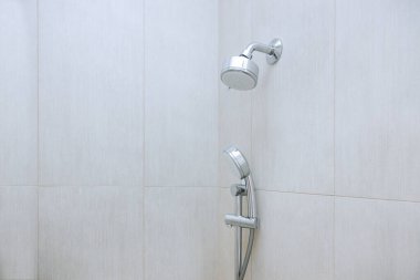 Modern evin yeni inşaat tuvaletindeki duş başlığı.