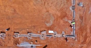 Beton bir mikser kamyonunun yardımıyla beton kolonlar döküldü. Bu hava manzaralı yeni bir ev inşa etmek için.