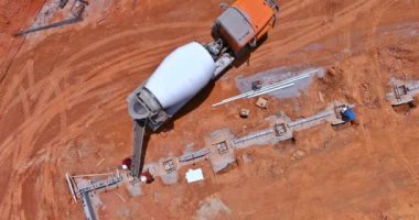 Beton karıştırıcı kamyon kullanarak yeni bir eve beton sütunlar dökmek bir inşaat alanıydı.