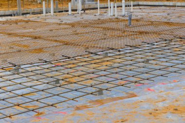 İnşaat alanında beton temeller için takviye çelik parmaklıklar yapılıyor.