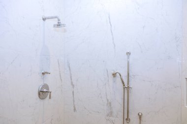 Burada yeni inşa edilmiş bir evde modern duş başlığı var.