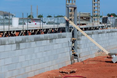 İnşaat alanına duvar örmek amacıyla beton bloklar inşa etmek