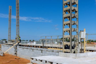 Bu yapı iskelesi inşaat alanının tepesine beton bloklardan duvarlar örmek için inşa edildi.