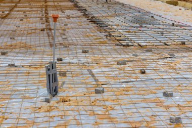 İnşaat alanındaki beton temeller için güçlendirilmiş çelik parmaklıklar yapma süreci