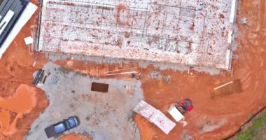 İnşaat alanında beton temeller için güçlendirilmiş çelik parmaklıklar yapmak