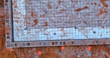İnşaat alanındaki beton temeller için güçlendirilmiş çelik parmaklıklar yapma süreci