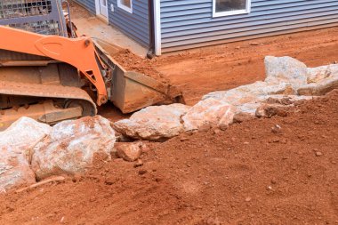 İnşaat sahasındaki peyzaj çalışmaları sırasında, buldozer toprak buldozerinin zemini düzleştirmesiyle ilgili çalışmalar yapıyor.