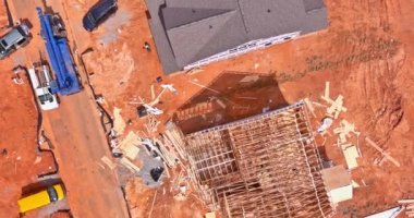 Bu, tamamlanmamış apartman inşaatı alanının hava görüntüsü.