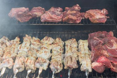 Izgara et şiş kebap ve leziz şiş şiş şiş.