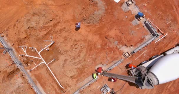 Άποψη Από Ψηλά Των Εργαζομένων Που Ρίχνουν Τσιμεντένιες Κολώνες Ένα — Αρχείο Βίντεο