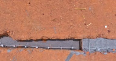 İnşaat alanındaki güçlendirilmiş beton ev yapısı için temel takviye iskeleti.