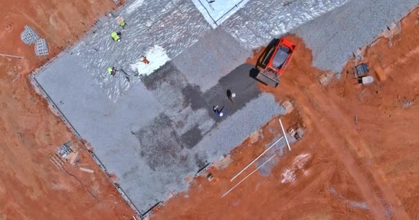 Sebuah Ember Ekskavator Digunakan Untuk Menuangkan Beton Fondasi Bangunan Lokasi — Stok Video