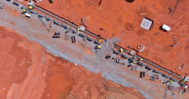 Sebuah Dinding Blok Beton Dipasang Oleh Seorang Tukang Batu Sebagai — Stok Video