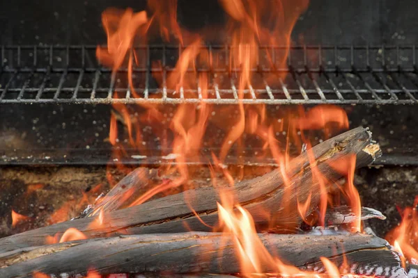 Požární Příprava Bbq Spálením Dřevěných Uhelných Klád Poté Ohněm Grilu — Stock fotografie