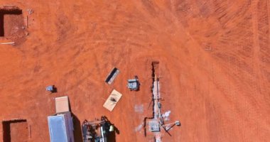 Yeni bir bina için beton temellerin atılmasına hazırlık olarak, inşaat alanında aşağıdaki hazırlıklar